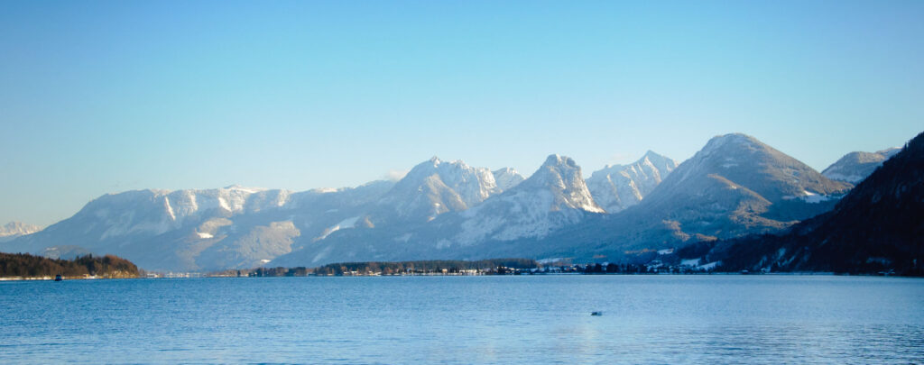 Strobl am Wolfgangsee; die Strobler Bucht sowie die Bergkulisse im Winter